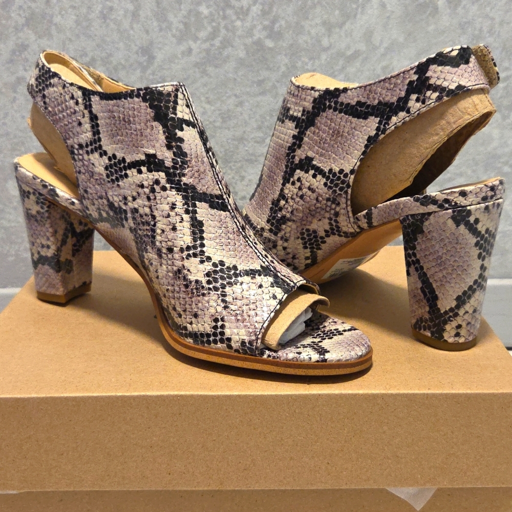 NIB Clarks Kaylin85 Women's Grey Python Snake Print Heels - Sz 8M